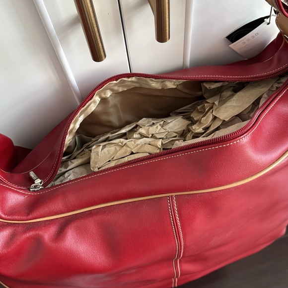 NWT ARCADIA RED LEATHER TRAVEL BAG - Picture 3 of 6